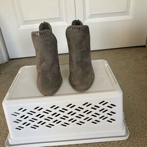 Women’s Vince Camuto FIleana Grey Ankle Boot. Size 5. Brand New!